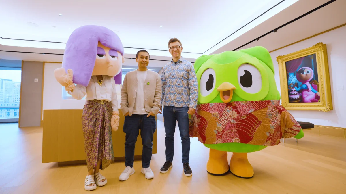 CEO and co-founder Duolingo, Luis von Ahn, berbincang dengan kreator Indonesia Raditya Dika di kantor Duolingo di New York City