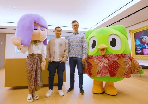 CEO and co-founder Duolingo, Luis von Ahn, berbincang dengan kreator Indonesia Raditya Dika di kantor Duolingo di New York City